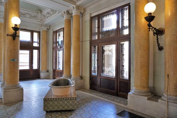 Lobby of the spa with one of its bathtubs on display.