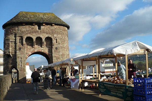 Farmer’s market on the bridge.