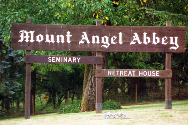Entrance sign. (Wikimedia Commons)